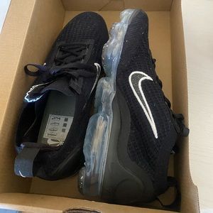 Woman’s Air Vapormax 2021 FK 
BLACK/WHITE-METALLIC SILVER